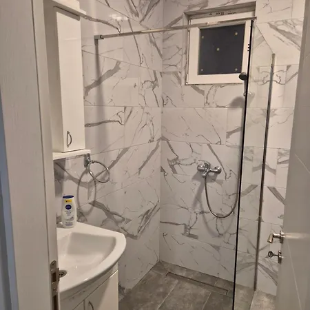 Teja- New For 4 Person With Free Parking Space 公寓 贝尔格莱德